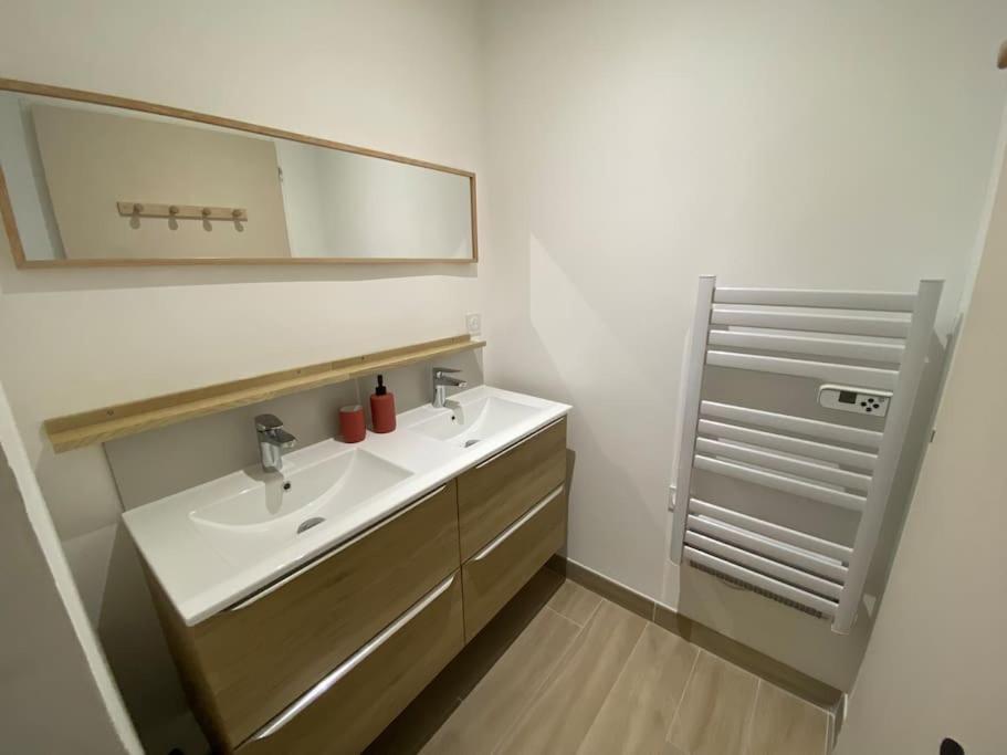Appartement Familial, 2 Chambres, En Rdc Sur Cour Saint-Florentin  Esterno foto